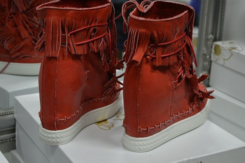 L'ESTROSA OBŁĘDNE SNEAKERSY FRĘDZLE NOWOŚĆ HIT ! L'ESTROSA OBŁĘDNE SNEAKERSY FRĘDZLE NOWOŚĆ HIT !
