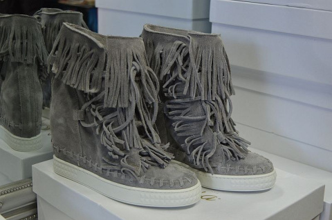 L'ESTROSA OBŁĘDNE SNEAKERSY FRĘDZLE NOWOŚĆ HIT ! L'ESTROSA OBŁĘDNE SNEAKERSY FRĘDZLE NOWOŚĆ HIT !