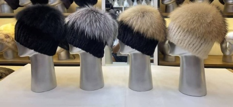 CZAPKA Z NATURALNEGO FUTRA Z NOREK I POMPONEM Z JENOTA LUB SREBRNEGO LISA ROZMIAR UNIWERSALNY