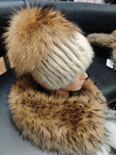 CZAPKA Z NATURALNEGO FUTRA Z NOREK I POMPONEM Z JENOTA LUB SREBRNEGO LISA ROZMIAR UNIWERSALNY