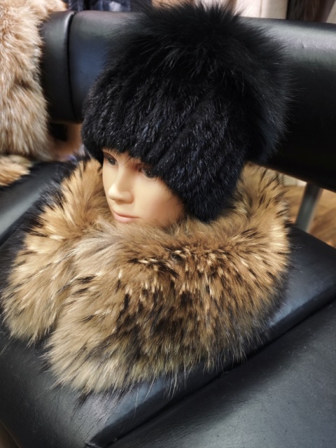CZAPKA Z NATURALNEGO FUTRA Z NOREK I POMPONEM Z JENOTA LUB SREBRNEGO LISA ROZMIAR UNIWERSALNY