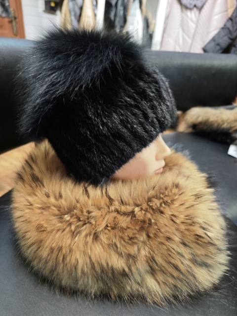 CZAPKA Z NATURALNEGO FUTRA Z NOREK I POMPONEM Z JENOTA LUB SREBRNEGO LISA ROZMIAR UNIWERSALNY