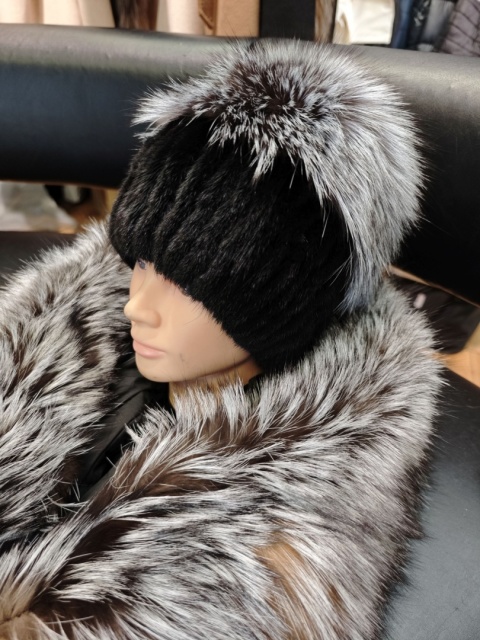 CZAPKA Z NATURALNEGO FUTRA Z NOREK I POMPONEM Z JENOTA LUB SREBRNEGO LISA ROZMIAR UNIWERSALNY